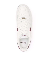 Baskets basses en cuir blanc et rouge Nike