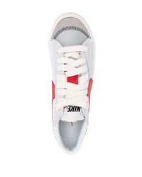 Baskets basses en cuir blanc et rouge Nike