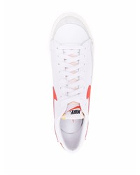 Baskets basses en cuir blanc et rouge Nike