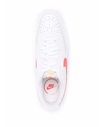 Baskets basses en cuir blanc et rouge Nike