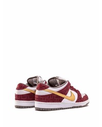 Baskets basses en cuir blanc et rouge Nike