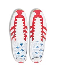 Baskets basses en cuir blanc et rouge adidas