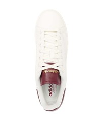 Baskets basses en cuir blanc et rouge adidas