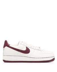 Baskets basses en cuir blanc et rouge Nike