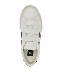 Baskets basses en cuir blanc et rouge Veja