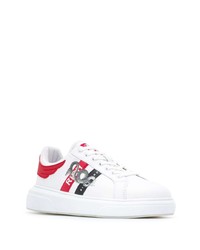 Baskets basses en cuir blanc et rouge John Richmond