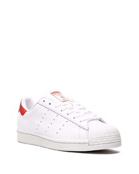 Baskets basses en cuir blanc et rouge adidas