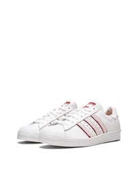 Baskets basses en cuir blanc et rouge adidas