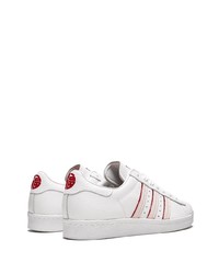 Baskets basses en cuir blanc et rouge adidas