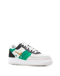 Baskets basses en cuir blanc et vert Nike