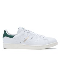 Baskets basses en cuir blanc et vert adidas