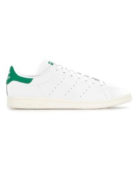 Baskets basses en cuir blanc et vert adidas