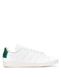 Baskets basses en cuir blanc et vert adidas