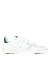 Baskets basses en cuir blanc et vert adidas