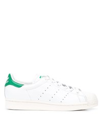 Baskets basses en cuir blanc et vert adidas