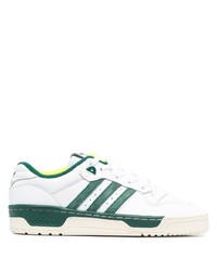 Baskets basses en cuir blanc et vert adidas