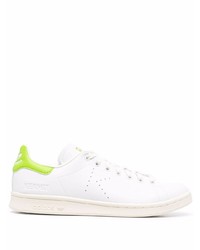 Baskets basses en cuir blanc et vert adidas