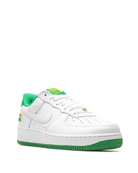 Baskets basses en cuir blanc et vert Nike