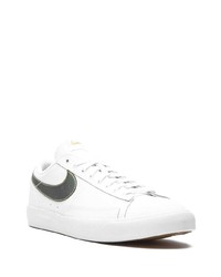 Baskets basses en cuir blanc et vert Nike