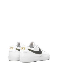 Baskets basses en cuir blanc et vert Nike