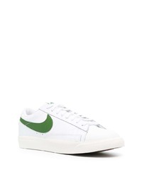 Baskets basses en cuir blanc et vert Nike