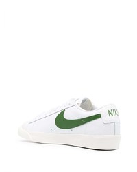 Baskets basses en cuir blanc et vert Nike