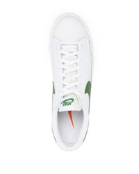 Baskets basses en cuir blanc et vert Nike