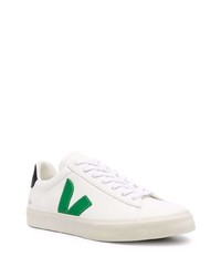 Baskets basses en cuir blanc et vert Veja