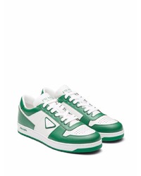 Baskets basses en cuir blanc et vert Prada