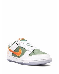 Baskets basses en cuir blanc et vert Nike