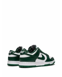 Baskets basses en cuir blanc et vert Nike