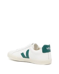 Baskets basses en cuir blanc et vert Veja