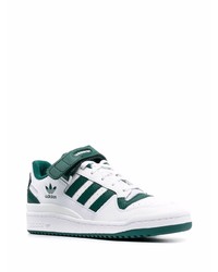 Baskets basses en cuir blanc et vert adidas