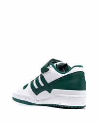 Baskets basses en cuir blanc et vert adidas