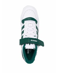 Baskets basses en cuir blanc et vert adidas