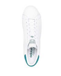 Baskets basses en cuir blanc et vert adidas