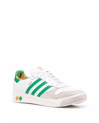 Baskets basses en cuir blanc et vert adidas