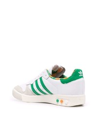 Baskets basses en cuir blanc et vert adidas