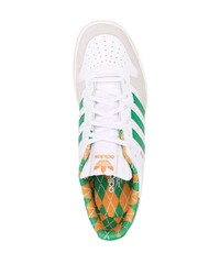 Baskets basses en cuir blanc et vert adidas