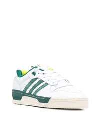 Baskets basses en cuir blanc et vert adidas