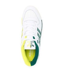 Baskets basses en cuir blanc et vert adidas