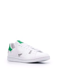 Baskets basses en cuir blanc et vert adidas