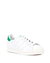 Baskets basses en cuir blanc et vert adidas