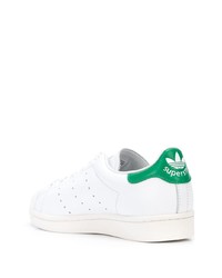 Baskets basses en cuir blanc et vert adidas