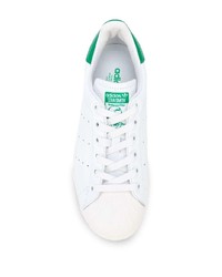 Baskets basses en cuir blanc et vert adidas