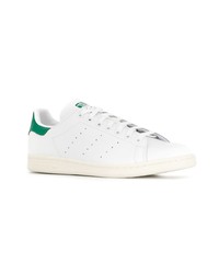 Baskets basses en cuir blanc et vert adidas