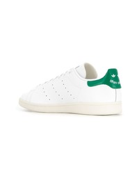 Baskets basses en cuir blanc et vert adidas