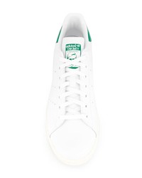 Baskets basses en cuir blanc et vert adidas