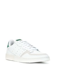 Baskets basses en cuir blanc et vert adidas