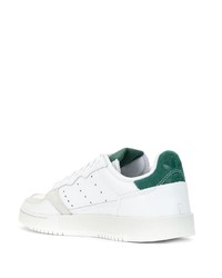 Baskets basses en cuir blanc et vert adidas